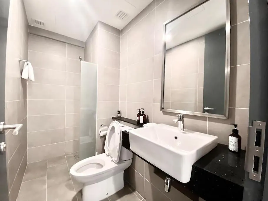 Tropicana 218 Macalister #Seaview #Modern Retro #Infinity Pool #Georgetown #7Pax #3Br 2Bath #1King 2Queen 1Single #Quality Well Maintained #Private Host Apartment