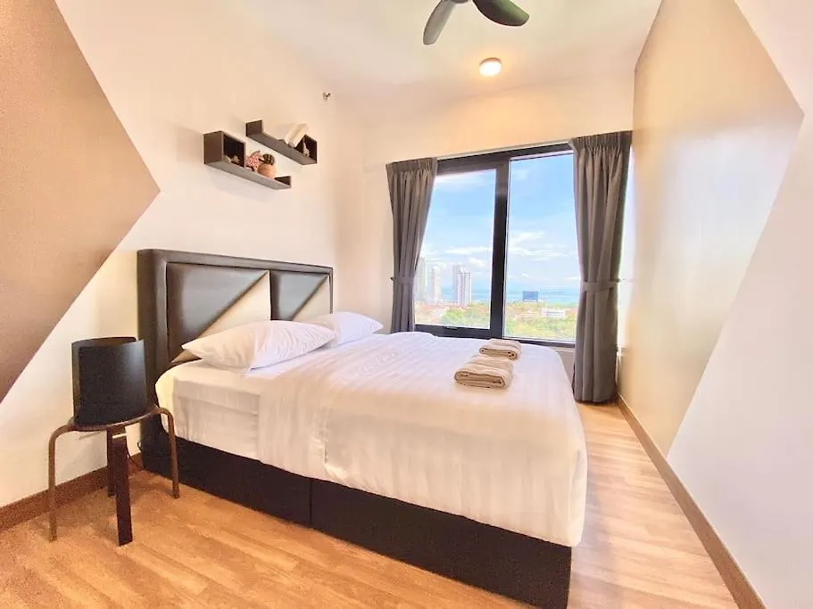 Tropicana 218 Macalister #Seaview #Modern Retro #Infinity Pool #Georgetown #7Pax #3Br 2Bath #1King 2Queen 1Single #Quality Well Maintained #Private Host Apartment