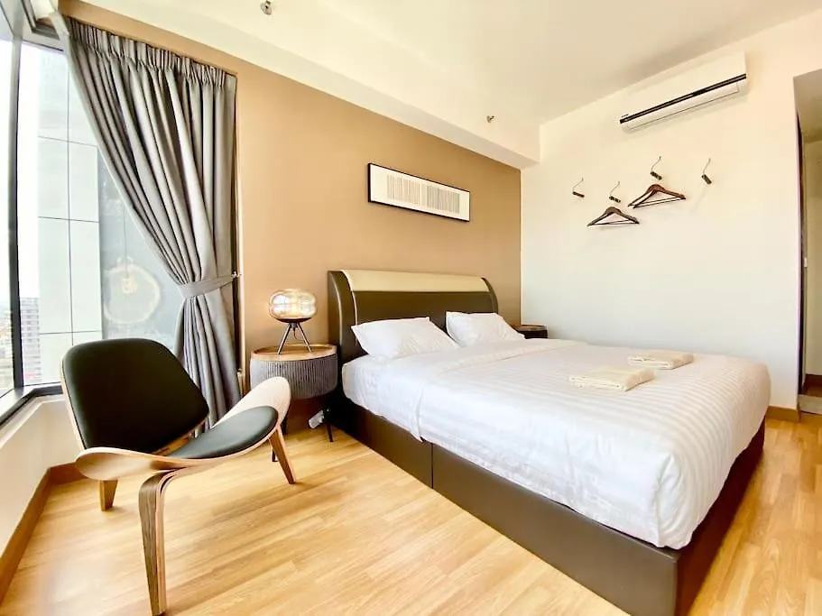 Tropicana 218 Macalister #Seaview #Modern Retro #Infinity Pool #Georgetown #7Pax #3Br 2Bath #1King 2Queen 1Single #Quality Well Maintained #Private Host 0*, George Town Malaysia